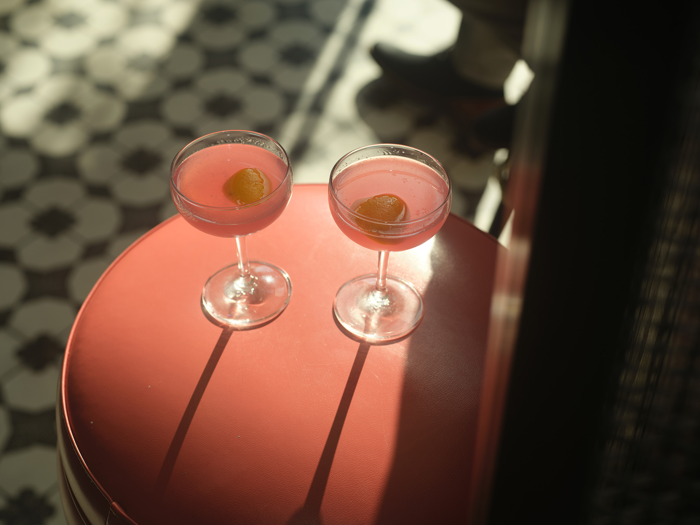Pink cosmo cocktails on round table