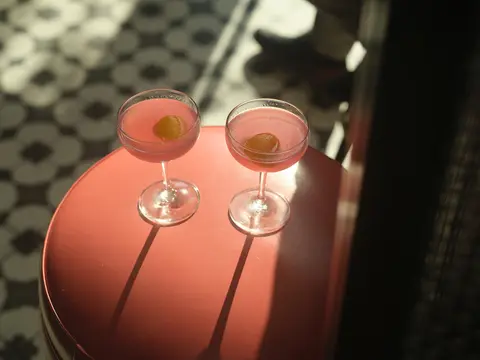 Pink cosmo cocktails on round table